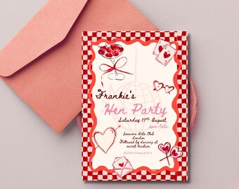 Puede incluir: Un sobre rosa junto a una invitación de fiesta. La invitación tiene un borde a cuadros rojos y blancos y presenta el texto "Frankie's Hen Party" con corazones y cerezas decorativas. La fecha es el sábado 17 de agosto.