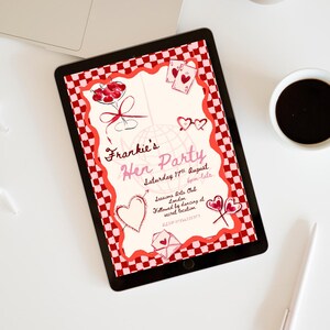 Puede incluir: Una tableta digital muestra una invitaci&oacute;n a una fiesta con un borde a cuadros rojo y blanco. La invitaci&oacute;n, titulada "Frankie's Hen Party", presenta ilustraciones de corazones, naipes y cerezas. La fecha es el s&aacute;bado 17 de agosto.