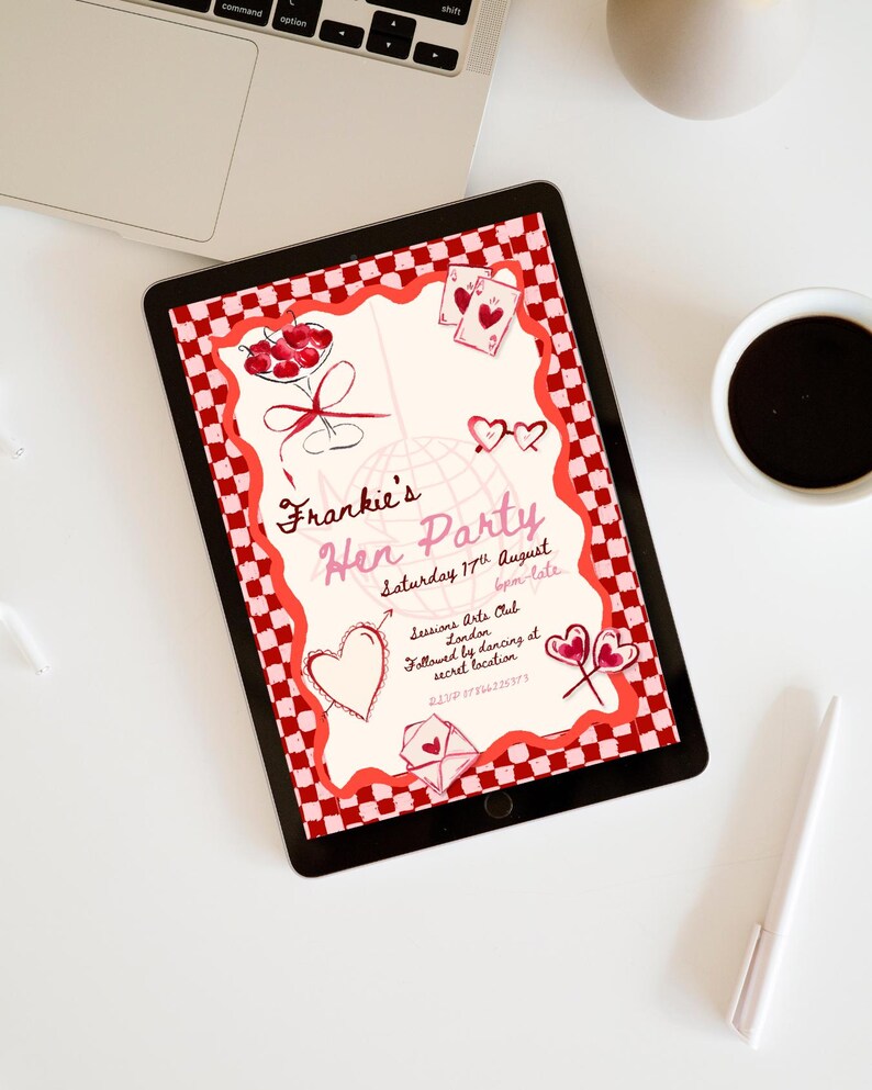 Puede incluir: Una tableta digital muestra una invitaci&oacute;n a una fiesta con un borde a cuadros rojo y blanco. La invitaci&oacute;n, titulada "Frankie's Hen Party", presenta ilustraciones de corazones, naipes y cerezas. La fecha es el s&aacute;bado 17 de agosto.