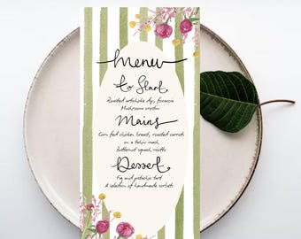 Puede incluir: Una tarjeta de menú con un fondo a rayas verdes y blancas, con texto escrito a mano y detalles florales. El menú enumera entrantes, platos principales y postres, incluyendo dip de alcachofas asadas y tarta de higos.