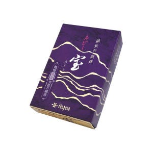Op de afbeelding: Een rechthoekige paarse doos met gouden golvende lijnpatronen en Japanse tekst. De voorzijde toont het Kunjudo-logo onderaan, met witte en rode tekens die verticaal en horizontaal over het dieppaarse oppervlak zijn gedrukt.