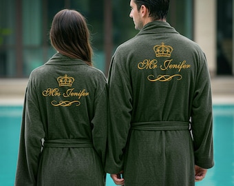 Mr & Mrs Custom Two Sets Set de peignoirs - Prénoms personnalisés brodés avec police de caractères bouclés au dos Peignoir 100 % coton éponge