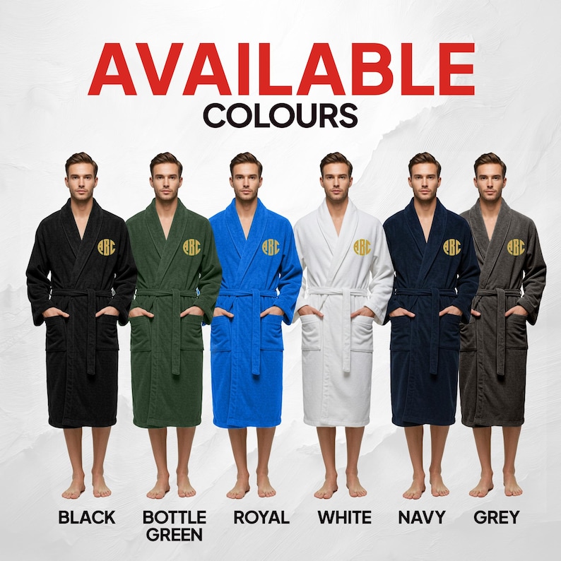 Puede incluir: Seis albornoces en varios colores: negro, verde botella, azul real, blanco, azul marino y gris. Cada albornoz presenta un monograma y un cintur&oacute;n a juego. El texto "AVAILABLE COLOURS" se muestra en rojo.
