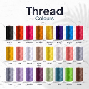 Puede incluir: Una colecci&oacute;n de coloridas bobinas de hilo, cada una etiquetada con un nombre de color. La imagen muestra una variedad de tonos, incluyendo negro, rojo, rosa intenso, naranja, oro, azul marino, azul real y fucsia. Otros colores incluyen oro, rosa, blanco, oro rosa, crema, coral, plata, gris, lila, lavanda, morado, menta, verde azulado, verde y marr&oacute;n. El texto "Thread Colours" est&aacute; en la parte superior.