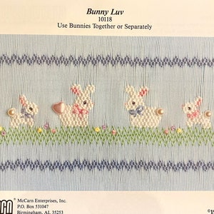 Assiette à smocks « Bunny Luv » par Ellen McCarn, smocks de Pâques, smocks de lapin, emballage de boutons inclus