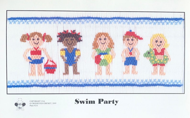 Puede incluir: Un dise&ntilde;o de punto de cruz con cinco ni&ntilde;os sonrientes en trajes de ba&ntilde;o, con un borde azul y blanco. El texto "Swim Party" est&aacute; debajo de las figuras. Los ni&ntilde;os son de diversos tonos de piel y llevan trajes de ba&ntilde;o, sombreros y accesorios.