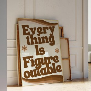 Op de afbeelding: Een motiverende poster met een bruin en wit kleurenschema. De poster bevat de tekst "Every thing is Figure outable" in een retro lettertype.