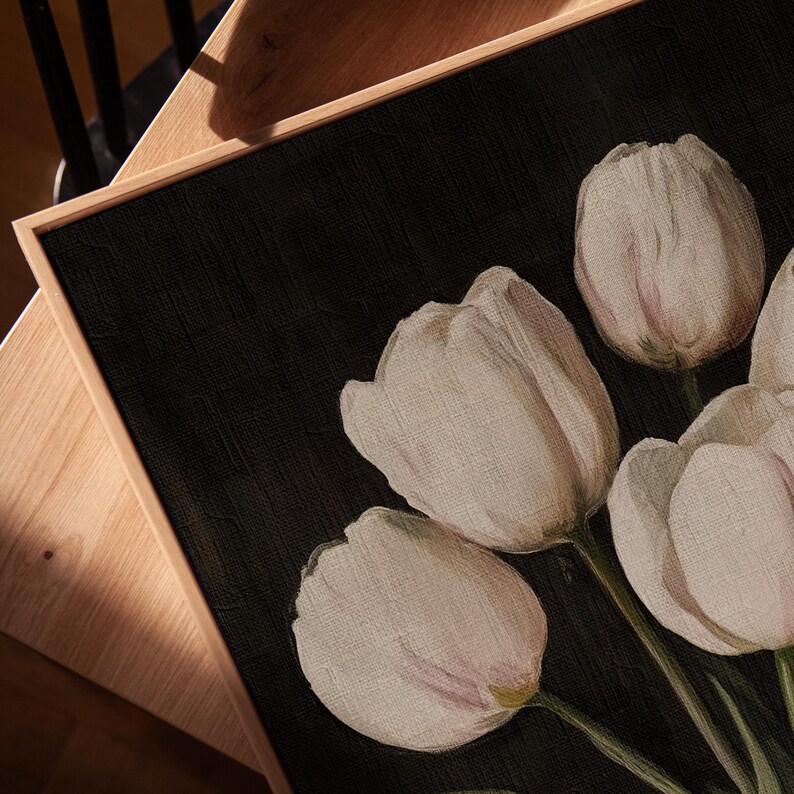 K&ouml;nnte beinhalten: Eine Nahaufnahme eines Gem&auml;ldes mit wei&szlig;en Tulpen auf einem dunklen Hintergrund. Die Tulpen sind in einem realistischen Stil mit weichen, zarten Details gemalt.