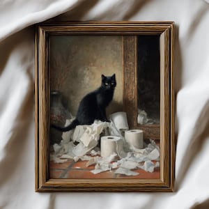 Op de afbeelding: Een ingelijst kunstwerk in vintage-stijl met een zwarte kat met gele ogen die te midden van verscheurd toiletpapier zit. De kat is het middelpunt. De bruine houten lijst voegt een klassieke touch toe.