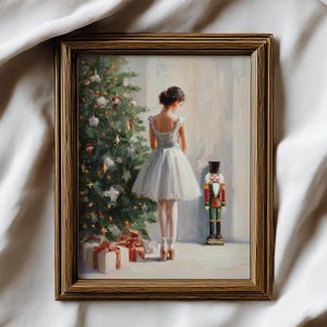 Puede incluir: Pintura enmarcada de una bailarina con tutú blanco, junto a un árbol de Navidad decorado y un soldadito de plomo. La obra tiene una estética cálida y vintage con colores suaves y un enfoque en la temporada navideña.