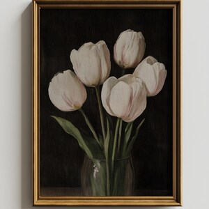 K&ouml;nnte beinhalten: Ein gerahmtes Gem&auml;lde mit einem Strau&szlig; wei&szlig;er Tulpen in einer durchsichtigen Glasvase vor einem dunklen Hintergrund.