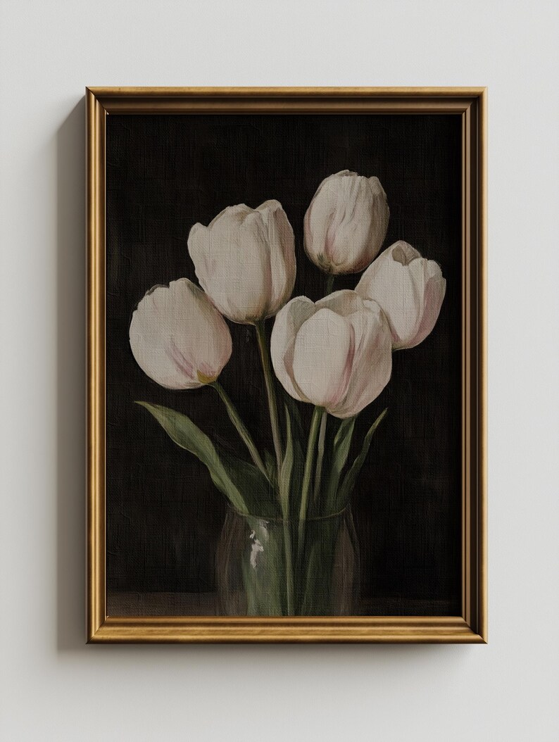 K&ouml;nnte beinhalten: Ein gerahmtes Gem&auml;lde mit einem Strau&szlig; wei&szlig;er Tulpen in einer durchsichtigen Glasvase vor einem dunklen Hintergrund.