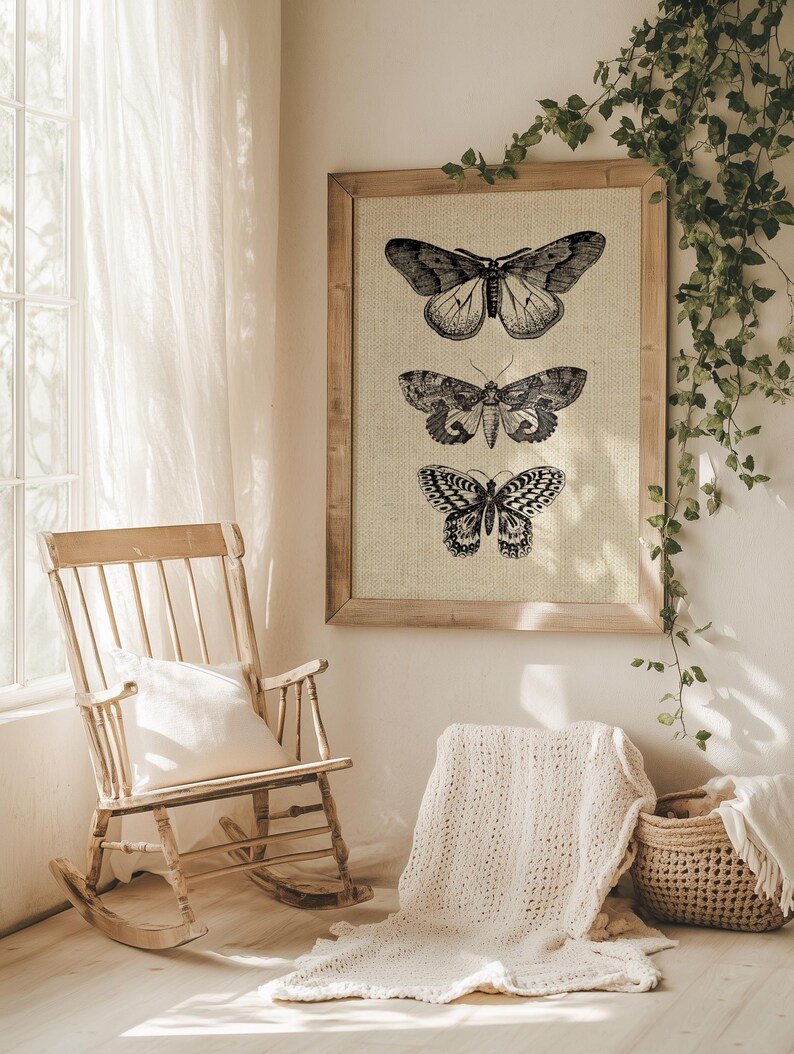 Puede incluir: Una impresi&oacute;n enmarcada de tres ilustraciones de mariposas en blanco y negro sobre un fondo beige. El marco es de madera y tiene un acabado natural. La impresi&oacute;n est&aacute; colgada en una pared blanca.