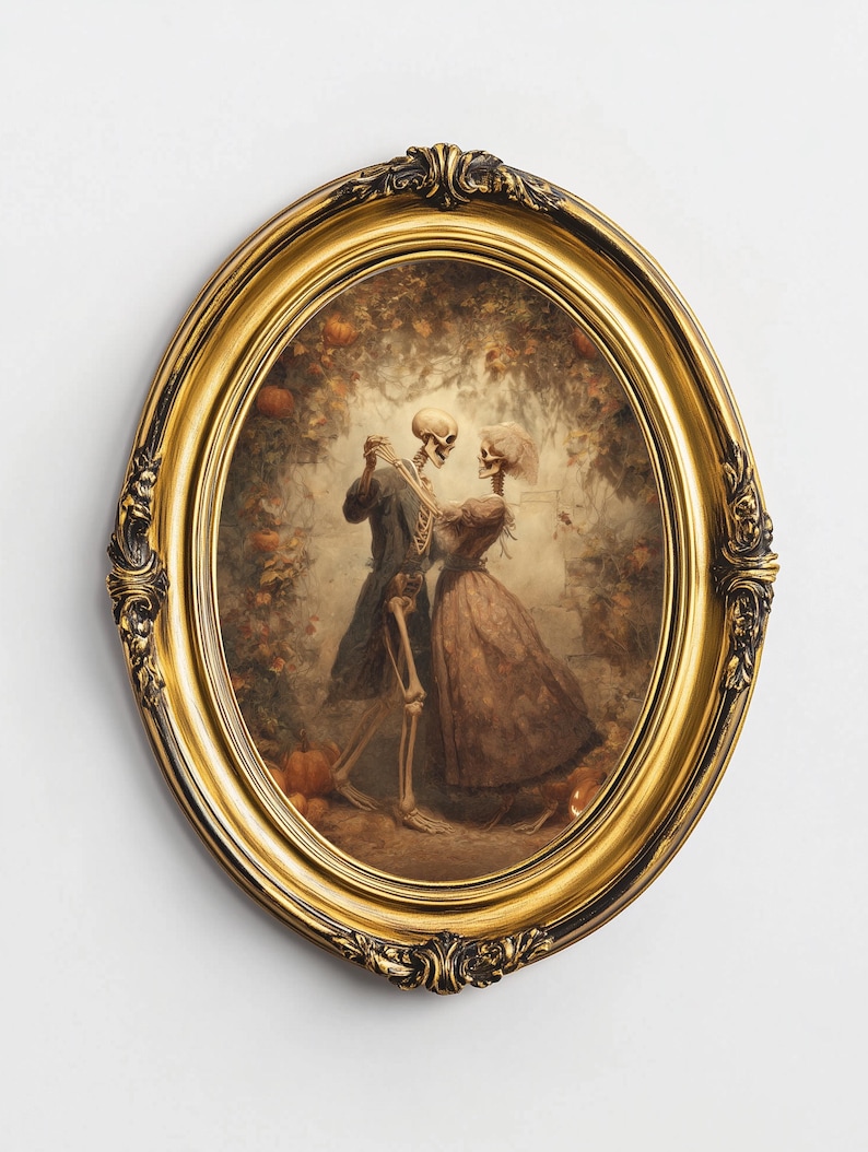 Op de afbeelding: Een ovaalvormig, goudomrand kunstwerk toont twee skeletten die in een romantische omhelzing dansen. De skeletten zijn gekleed in kleding uit die tijd, tegen een achtergrond van herfstbladeren en pompoenen. De lijst heeft sierlijke details.