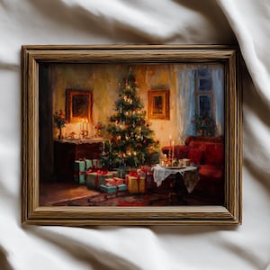 Può includere: Un dipinto incorniciato raffigura una scena natalizia accogliente. Un albero decorato è al centro, circondato da regali incartati. Candele e un divano rosso aggiungono calore. L'opera è in una cornice dorata.