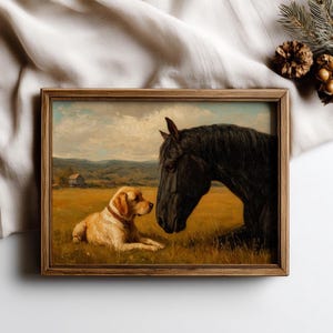 Puede incluir: Pintura vintage enmarcada que representa un Labrador Retriever dorado mirando a un caballo negro en un campo. La obra de arte tiene un marco de madera rústico y un fondo de paisaje rural con un pequeño edificio.