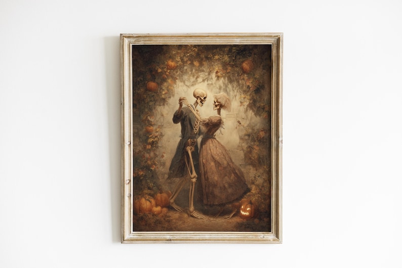 Op de afbeelding: Een ingelijst kunstwerk in vintage-stijl met een dansend skeletpaar. Het kunstwerk heeft een warm kleurenpalet met pompoenen en bladeren, wat een Halloween- of herfstthema cre&euml;ert. De lijst is licht en neutraal.