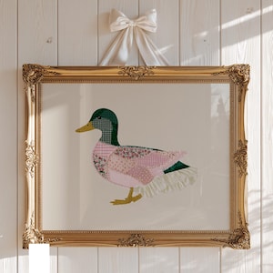 Peut inclure: Une œuvre d'art murale encadrée représentant un canard composé de divers patchs de tissu à motifs roses et verts. Le canard a une tête verte, un bec et des pattes jaunes, et une queue à volants blancs. Le cadre est doré orné avec un nœud blanc.