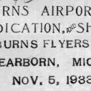 Puede incluir: Un documento antiguo con el texto "BURNS AIRPORT DEDICATION, SHOW BY BURNS FLYERS Inc. DEARBORN, MICH. NOV. 5, 1933." El texto est&aacute; en una fuente serif, impreso en tinta negra sobre un fondo claro, indicando antig&uuml;edad.