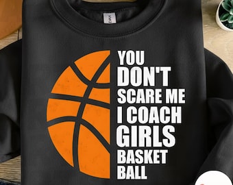 No me asustas, soy entrenadora de baloncesto femenino (PNG), diseño con frase divertida para entrenadores, camiseta de baloncesto para hombre (PNG para sublimación)