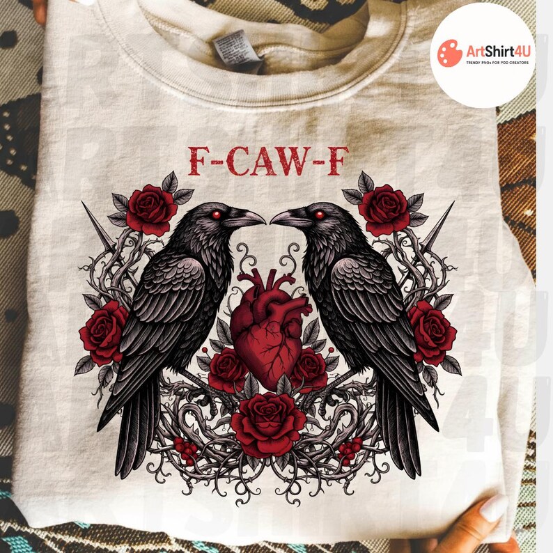 Puede incluir: Sudadera color crema con un dise&ntilde;o g&oacute;tico. Presenta dos cuervos negros enfrentados, rosas rojas y un coraz&oacute;n rojo. El texto "F-CAW-F" est&aacute; impreso encima de los cuervos. El dise&ntilde;o est&aacute; centrado en la parte delantera.
