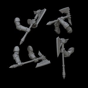 Peut inclure: Cinq bras miniatures en plastique imprimés en 3D tenant des haches. Les haches ont un manche à pointes et une lame avec un motif décoratif.