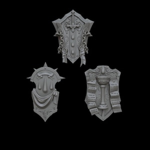 Può includere: Tre scudi grigi stampati in 3D con diversi design. Il primo scudo presenta una spada e una lacrima. Il secondo scudo presenta una lacrima e uno stendardo. Il terzo scudo presenta un calice e un rotolo con del testo.