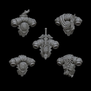 Puede incluir: Cinco modelos de armadura de plástico impresos en 3D de diferentes estilos para una figura en miniatura. La armadura está detallada con alas esculpidas, una espada y otros elementos decorativos.