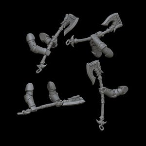 Peut inclure: Cinq ensembles miniatures d'armes à hache et de bras imprimés en 3D, chacun avec une tête de hache détaillée et un bras sculpté avec une armure. Les haches ont un manche en bois texturé et une lame en métal avec un design décoratif.