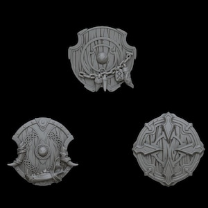 Può includere: Tre scudi di legno con intagli e disegni intricati. Gli scudi sono grigi e hanno una superficie testurizzata.