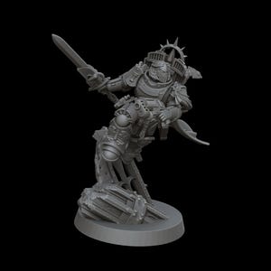 Può includere: Una statuetta in miniatura di plastica grigia di un guerriero Space Marine che tiene una spada e una pistola. La figura è in piedi su una base con una piattaforma circolare.