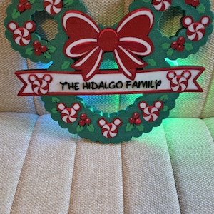 Kerstkrans in Disney-stijl | Gepersonaliseerde Mickey-magneet of -ornament | Verlichte feestkrans