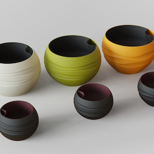 Puede incluir: Colección de seis cuencos esféricos en varios colores. Los cuencos tienen un diseño texturizado en forma de onda en el exterior y un interior oscuro. Los colores incluyen blanco, verde, amarillo y gris oscuro. Los cuencos varían en tamaño.