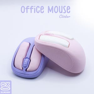 Op de afbeelding: Twee computermuizen, een lavendelkleurige en een roze, worden getoond tegen een witte achtergrond. De tekst "Office Mouse" en "Clicker" staan boven de muizen. De muizen hebben een afgerond ontwerp met een scrollwiel en knoppen.