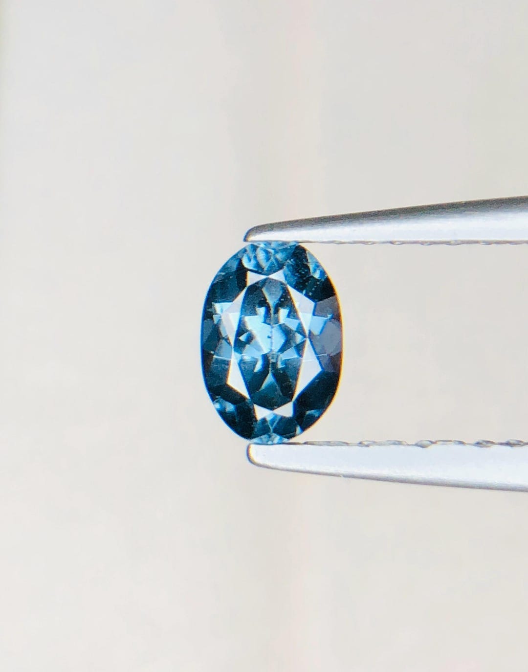 認定0.57カラットのタンザニア産ブルースピネル - 婚約指輪に最適な