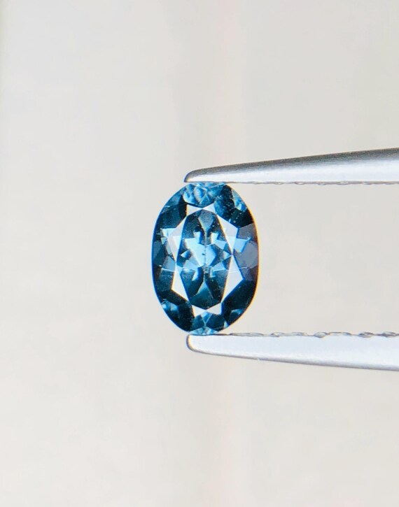 認定0.57カラットのタンザニア産ブルースピネル - 婚約指輪に最適な
