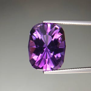 Amethyst-Edelstein im Fantasieschliff – Lila 13,88 ct (18,27 x 14,16 x 10,61 mm)