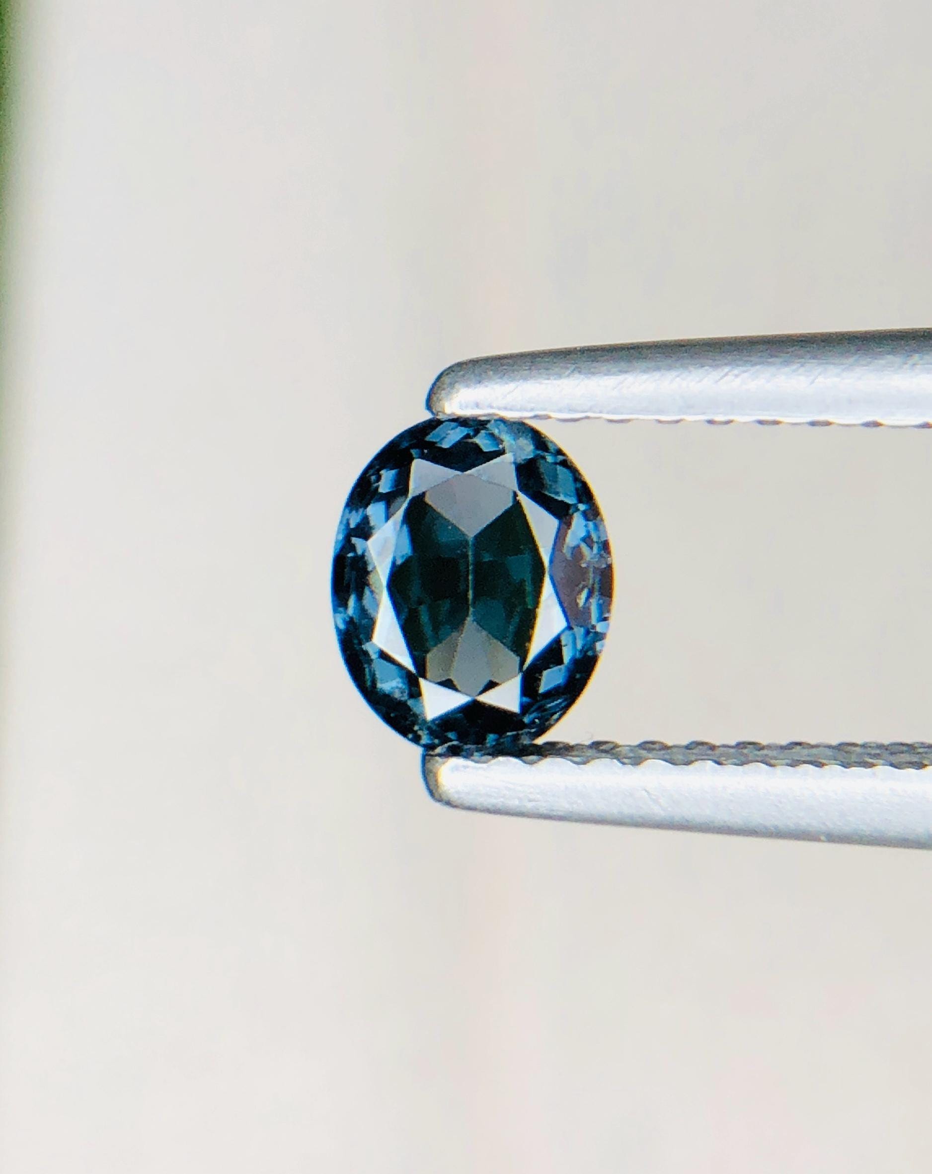 認定0.71カラットのタンザニア産ブルースピネル - 婚約指輪に最適な