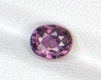 Zafiro púrpura de Madagascar de 1,09 ct sin cabeza
