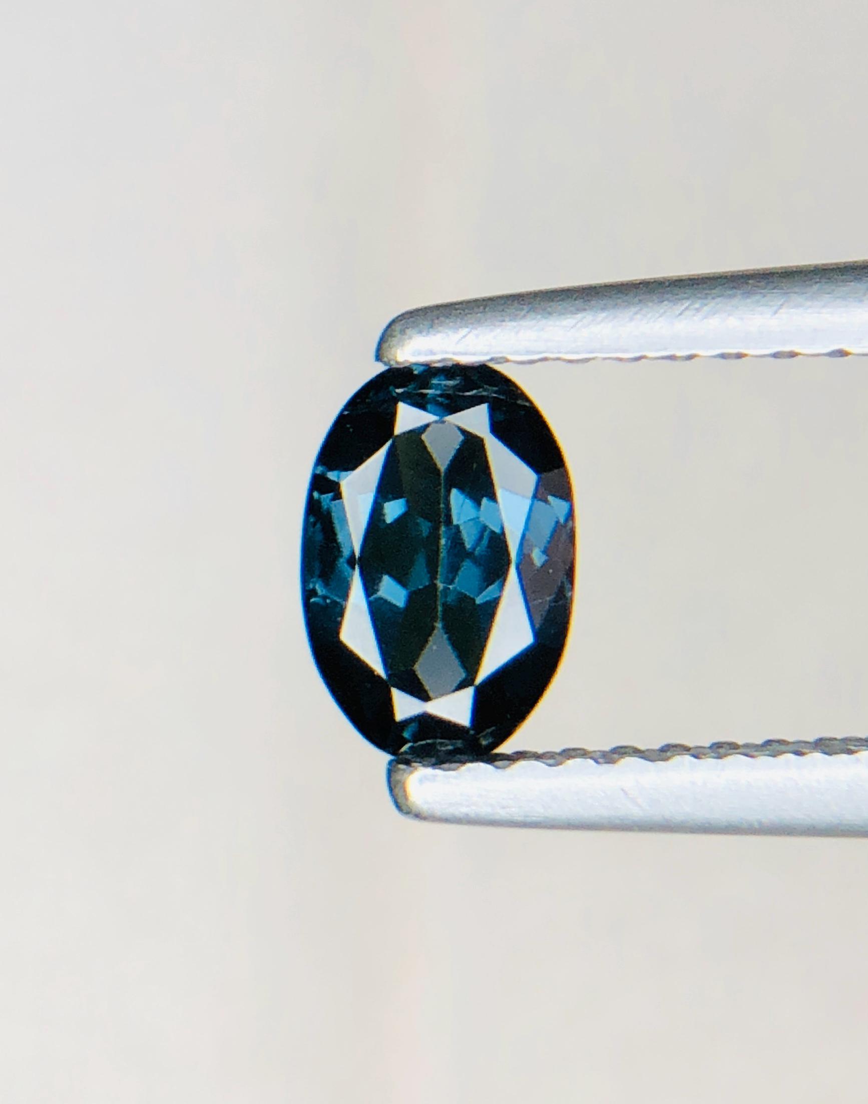 認定0.79カラットのタンザニア産ブルースピネル - 婚約指輪に最適な