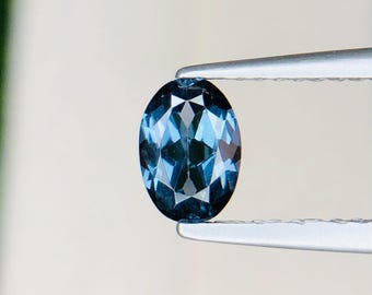 認定0.55カラットのタンザニア産ブルースピネル - 婚約指輪に最適な