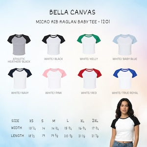 Op de afbeelding: Verschillende Bella Canvas Micro Rib Raglan Baby Tees in diverse kleurencombinaties, waaronder wit met zwarte, marineblauwe, roze, rode en blauwe mouwen. De afbeelding toont ook maten en afmetingen.