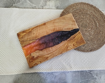 Charcuterie Board aus Olivenholz mit Epoxidharz Kunst: Neues Zuhause Geschenk
