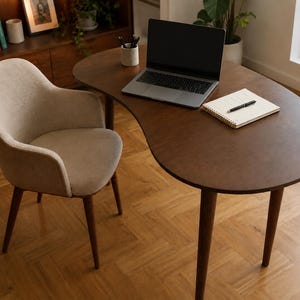 Mesa Ellipse Artesanal em Nogueira Escura, Escrivaninha Minimalista de Madeira, Mesa de Escritório Moderna de Meados do Século XX, Mesa Pequena para Computador e Laptop
