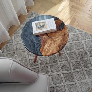 Mesa auxiliar de madera de olivo y resina: Mesa auxiliar rústica con borde natural
