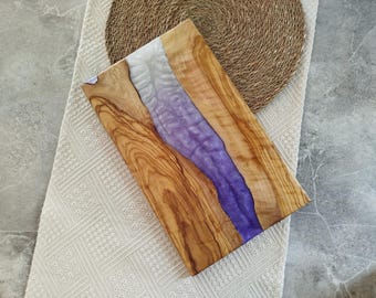 Tábua de charcutaria em madeira de oliveira com arte em resina epóxi: presente perfeito para casa nova