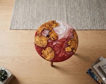 Mesa lateral rústica em madeira de oliveira e resina: Mesa de apoio com borda natural