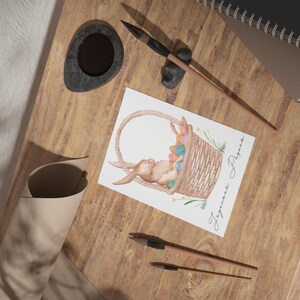 Lapin endormi dans un panier d'œufs de Pâques – Illustration aquarelle douce et féerique