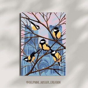 Peut inclure: Une illustration numérique de cinq oiseaux jaunes et noirs perchés sur des branches nues devant un bâtiment bleu et blanc avec des fenêtres cintrées. Les oiseaux sont tournés dans différentes directions et ont une poitrine jaune et une tête et des ailes noires. L'arrière-plan est un ciel bleu clair avec un coucher de soleil rose et violet.