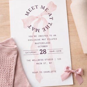 Può includere: Immagine promozionale per una masterclass di Pilates. L'invito presenta un design a fiocco rosa con il testo "Meet Me at the Mat". Gli accessori includono una bottiglia d'acqua rosa, calzini e un piccolo fiocco. L'evento è il 28 ottobre.